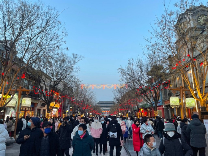 傍晚时分的北京前门大街人来人往