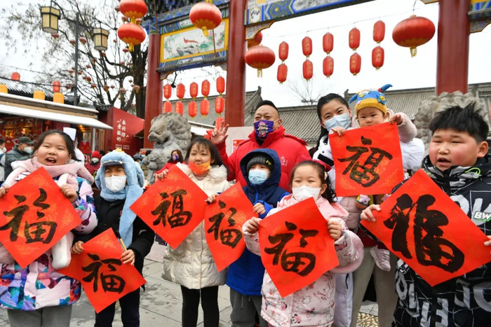 游客在陕西西安市永兴坊景区展示收到的福字。张博文摄（新华社）