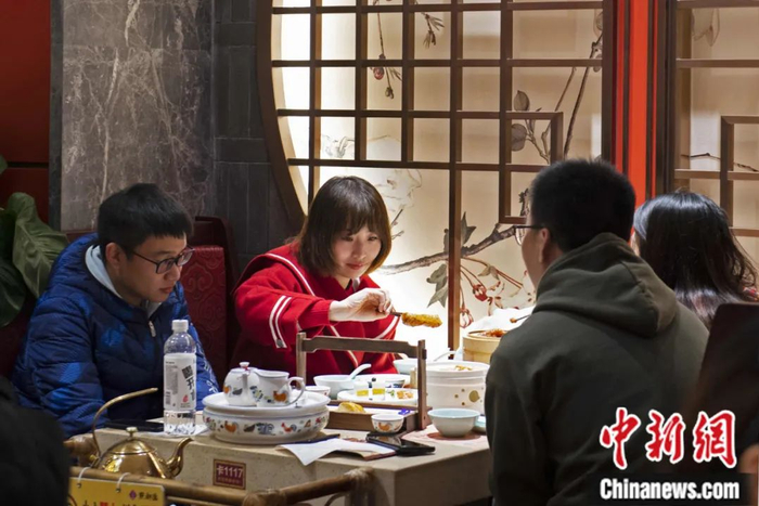 　　民众在广州一茶楼饮茶、吃点心。陈楚红 摄