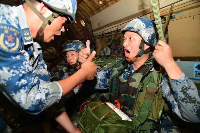 余海龙（右一）在险难课目中打头阵