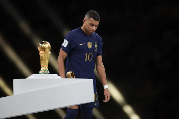 2022年12月18日，获得世界杯金靴奖的法国队球员姆巴佩在颁奖仪式上 / 新华社记者 曹灿 摄