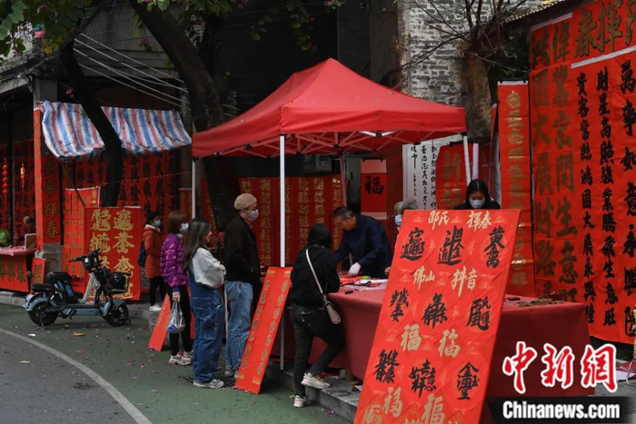 　　广东佛山民众在快子路选购挥春。陈楚红 摄