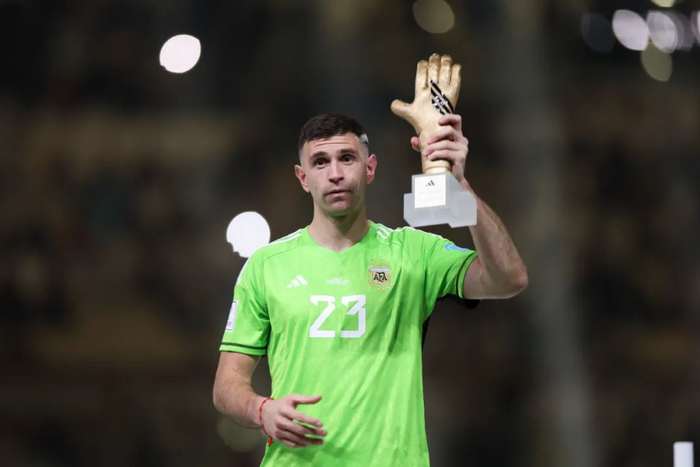 2022年12月18日，获得世界杯金手套奖的阿根廷队守门员马丁内斯在颁奖仪式上 / 新华社记者 李明 摄