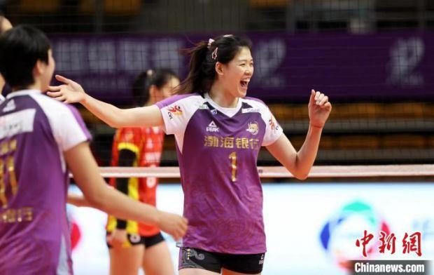 排超联赛中李盈莹得分后与队友庆祝。　天津市体育局供图