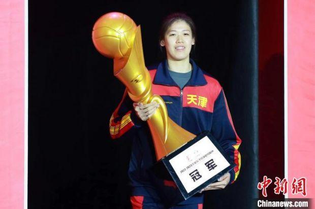 李盈莹手捧2022-2023中国女子排球超级联赛冠军奖杯。　佟郁 摄