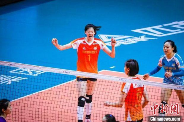 比赛中得分李盈莹与队友庆祝。　天津市体育局供图