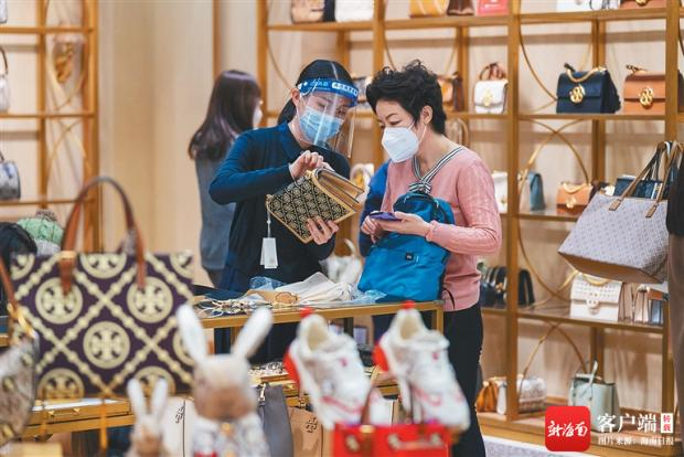 春节假期是免税行业销售旺季，不少导购员在岗位上辞旧迎新。记者 袁琛 摄