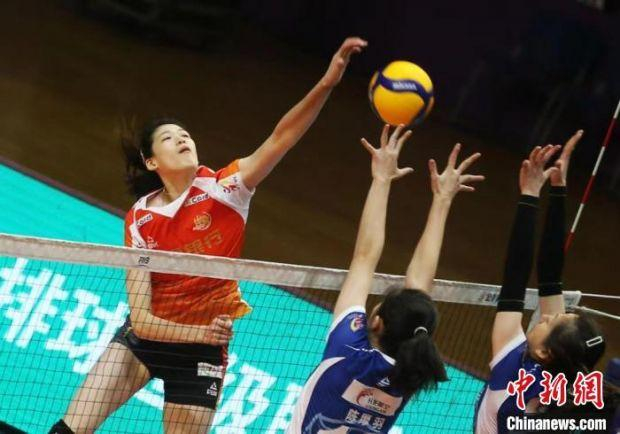 李盈莹联赛中扣球。　天津市体育局供图