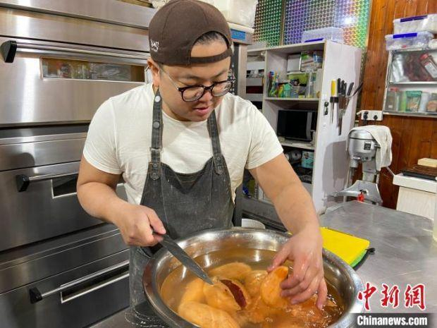 陈思远正在准备糕点原材料。　林波　摄