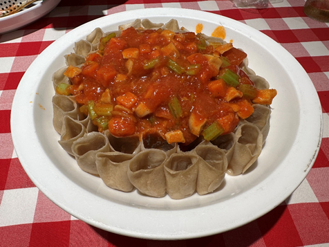 图为浇汁莜面窝窝。姚亚宁摄（中经视觉）