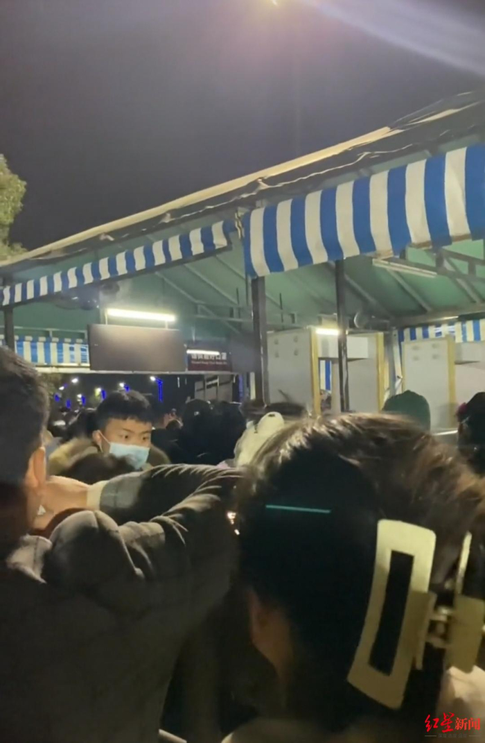 ↑现场游客排队下山。图据游客所发视频截图