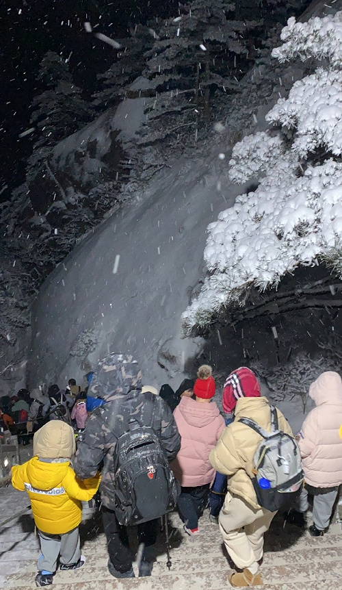↑1月25日一早在黄山去看日出的人流