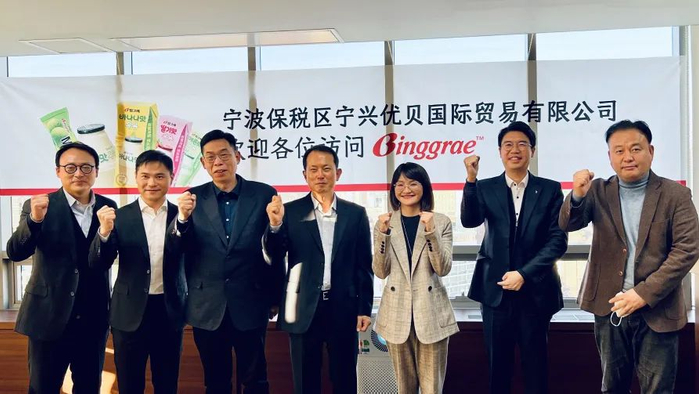 施晨佳及宁兴优贝团队与韩国宾格瑞代表合影。受访对象供图