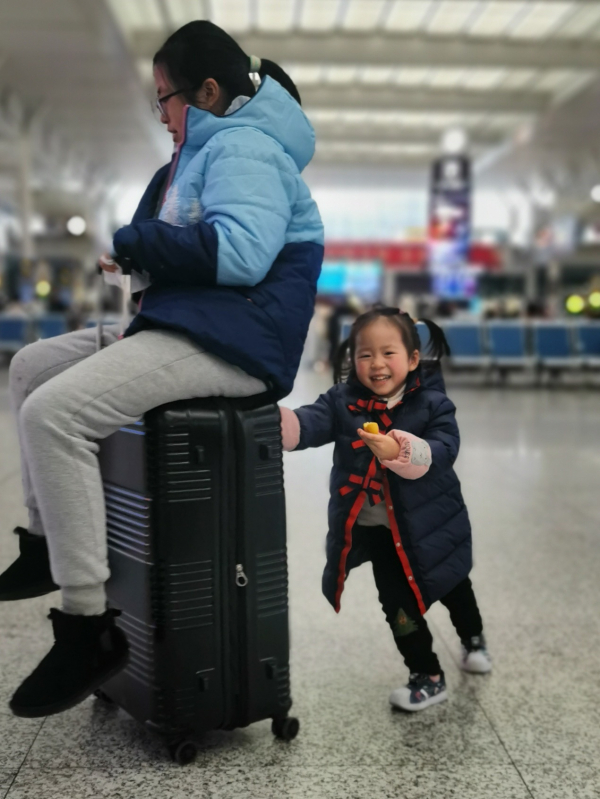 （右一：旅途中的幺妹）