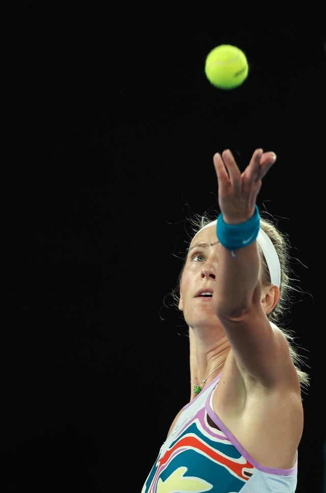 阿扎伦卡在比赛中发球。  图/新华社