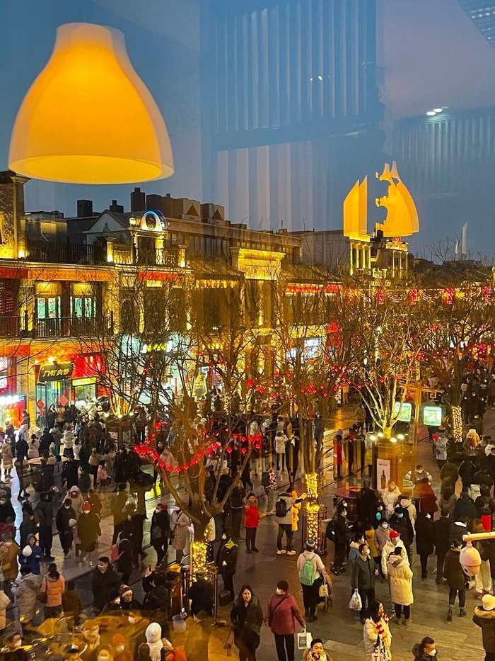 夜幕降临后的前门大街喜气洋洋