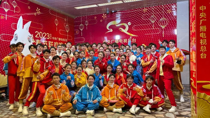 ▲参与春晚演出的中南民族大学学生合影。