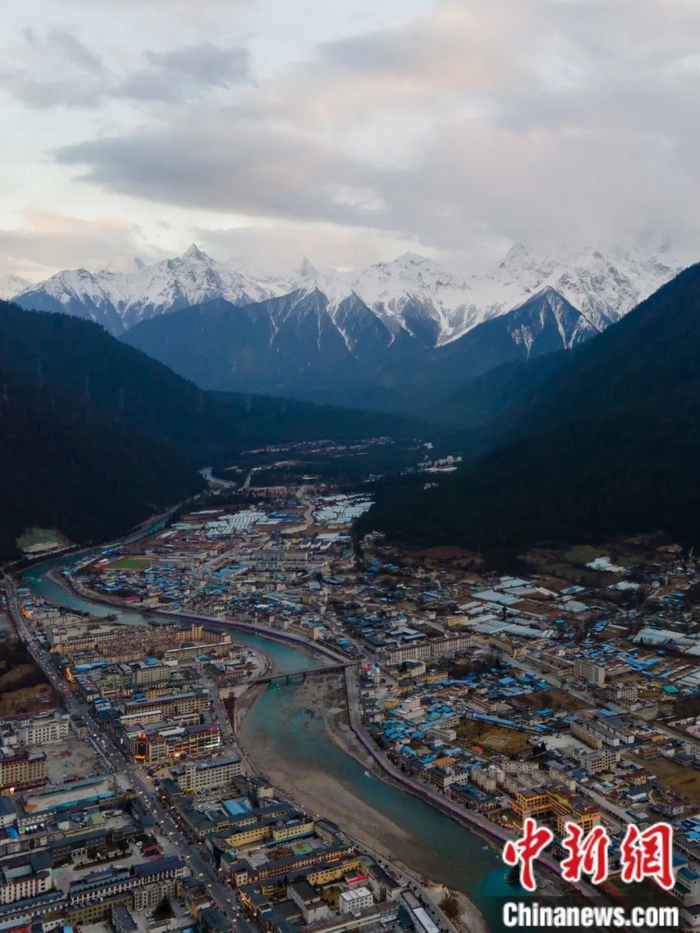 西藏波密县周边的冰川。