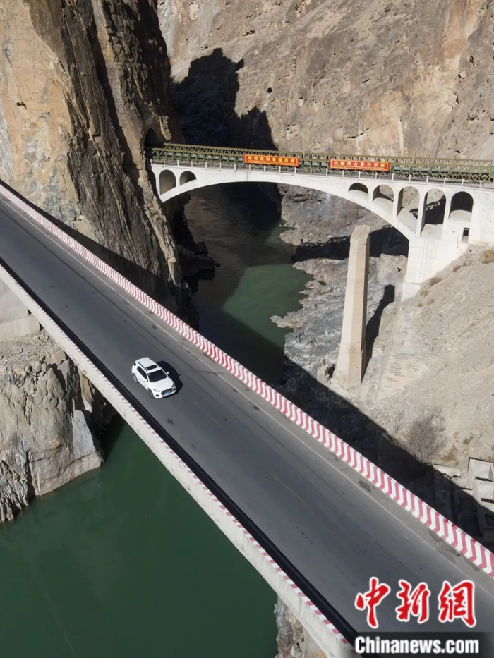 川藏公路新旧怒江大桥。