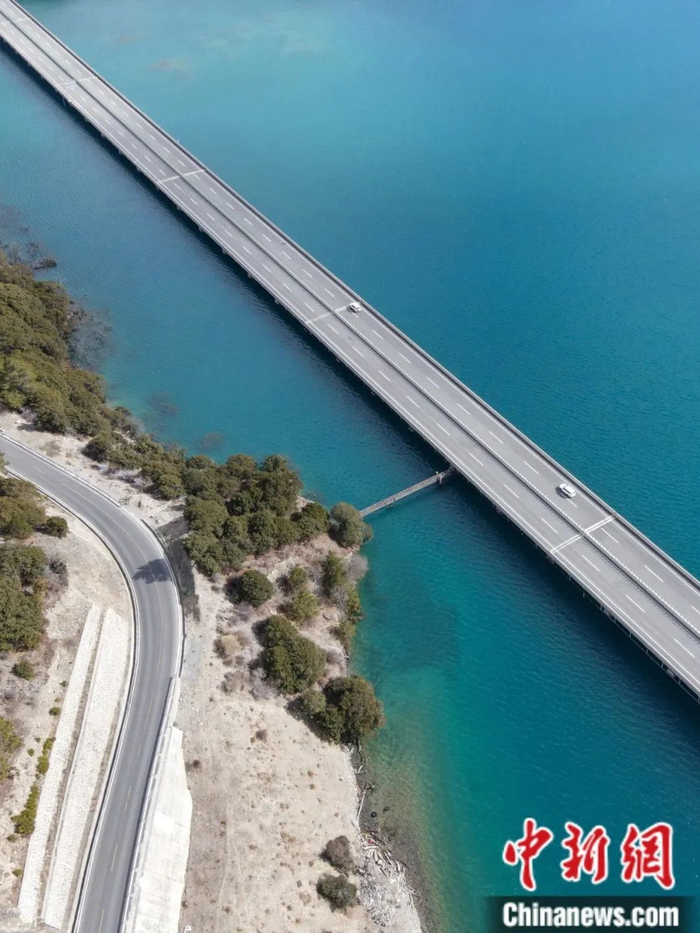 国道318线（左）和G4218西藏林拉高等级公路。