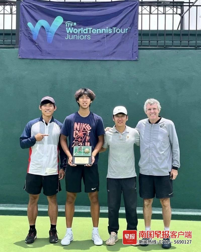 ▲去年赛事中，周意和他的保障团队合影。 自治区体育局供图