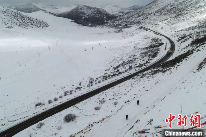 图为冬日西藏林芝市色季拉山。