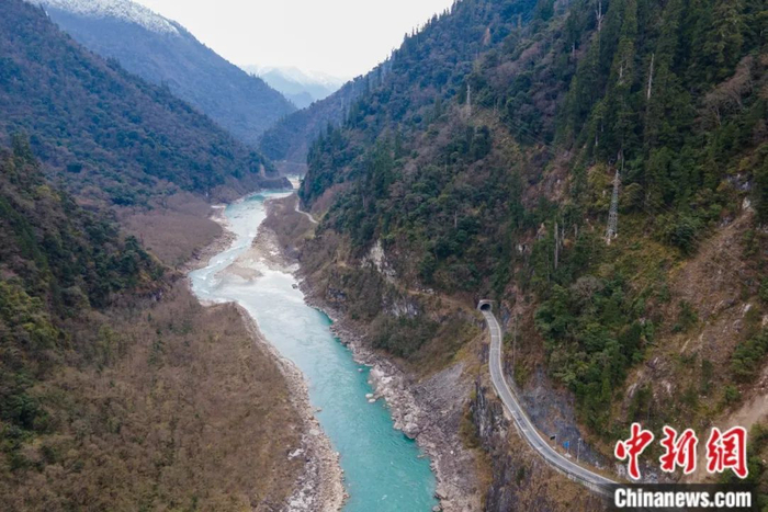 川藏公路通麦段，该段曾是川藏线上最危险的路段，夏天多发泥石流，冬季则是雪崩，如今被隧道和桥梁替代。