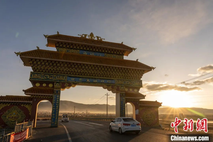 川藏公路理塘日出风光。