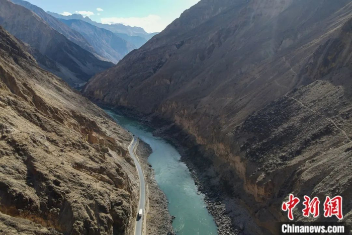 川藏公路怒江峡谷。