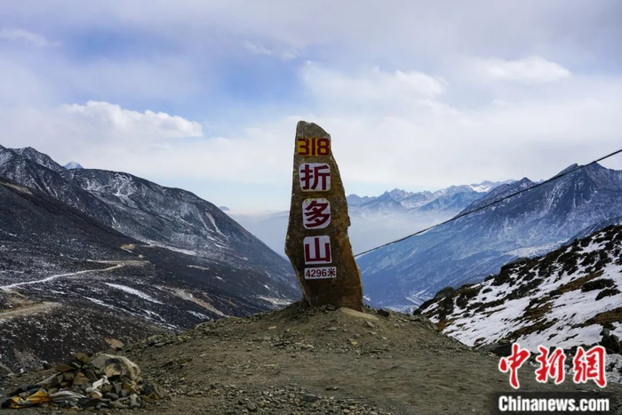 川藏公路折多山风景。