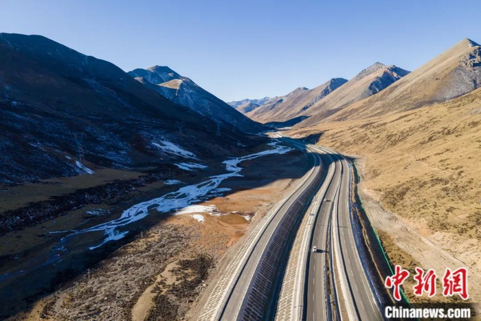冬日，川藏线上的米拉山。
