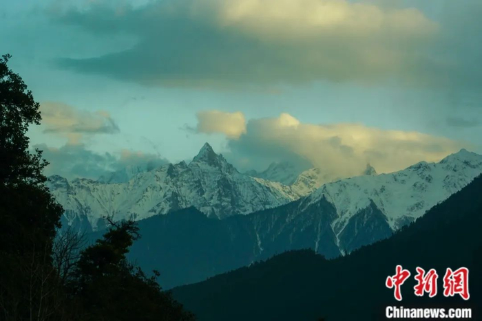 1月15日傍晚，川藏公路波密县冰川风光。