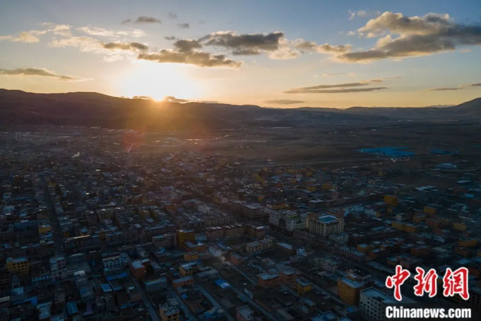 1月17日清晨，日出时分的四川理塘。