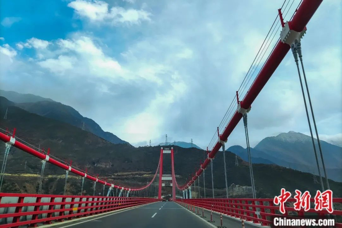 四川泸定兴康特大桥，被誉为川藏第一桥。