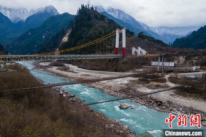 川藏公路著名的通麦天险，如今该处天险段拥有三座桥梁，画面下方为前两代索桥。