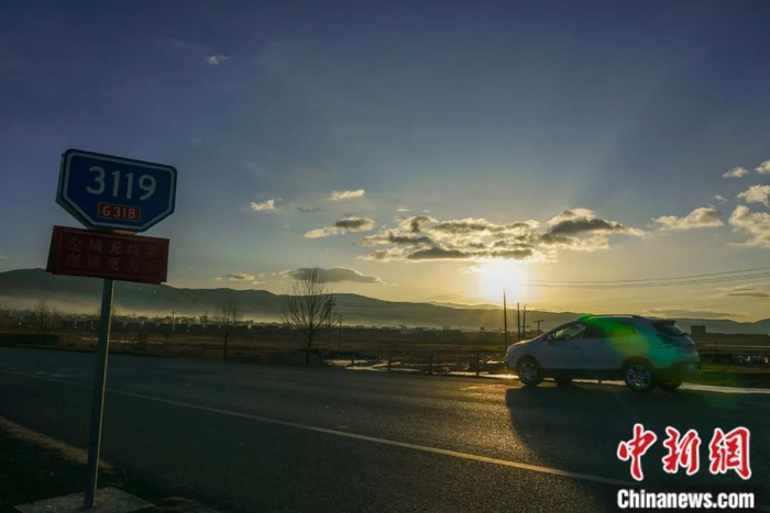 川藏公路四川理塘段。