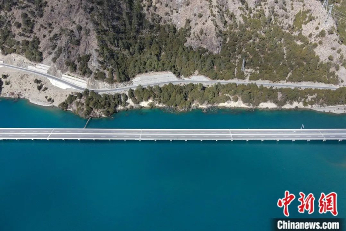 川藏线西藏林芝多布湖段风光。