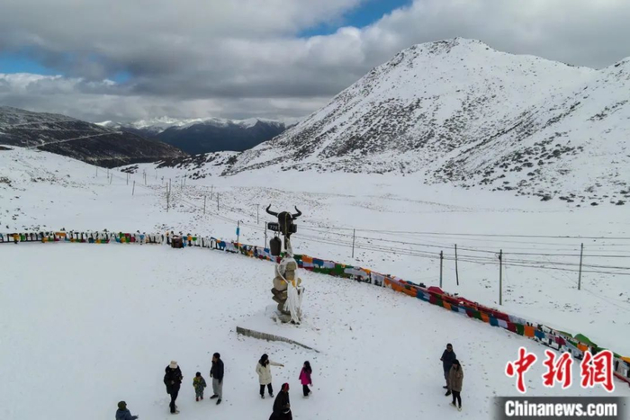 色季拉山观景台，天气晴好时，可在观景台远眺南迦巴瓦峰。