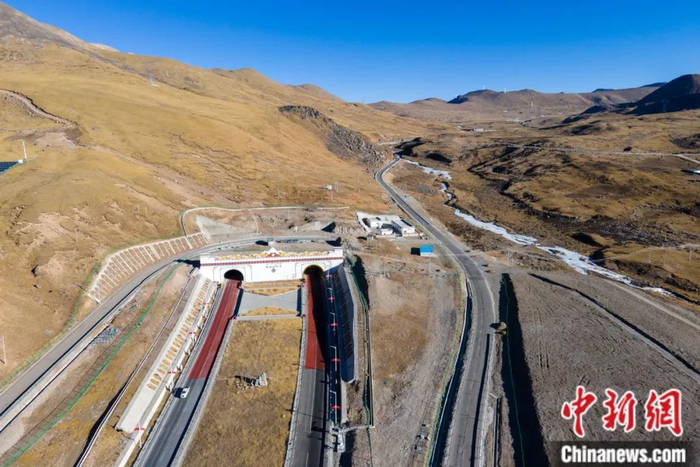 米拉山隧道，画面右侧为老国道318线，隧道通车后通过时间大大缩短。