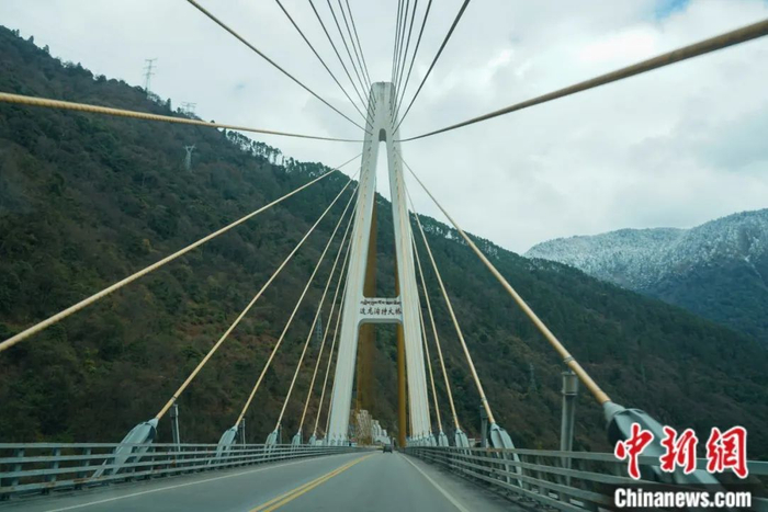 川藏公路西藏林芝迫龙沟特大桥。