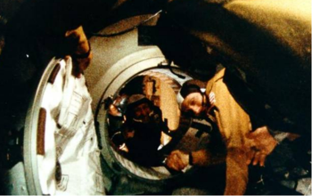 美苏宇航员握手 图/网络