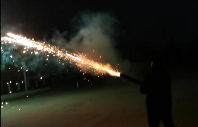 燃放加特林烟花。 图源/受访者供图