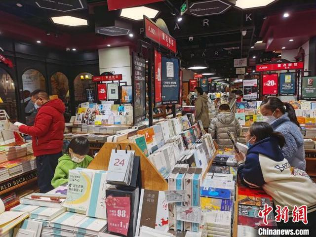 西安大唐西市附近的书店里，读者正在阅读。　党田野 摄