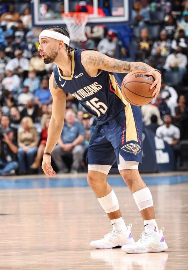 阿尔瓦拉多穿着匹克球鞋在比赛中。图/来源网络