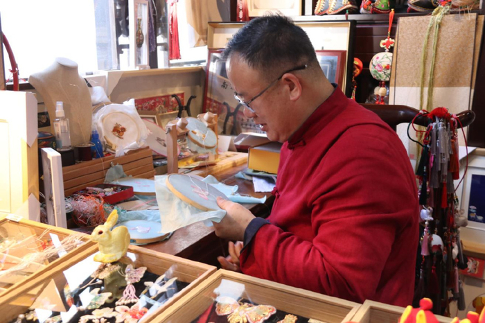 高瑞雷展示刺绣技艺。泰山街道供图