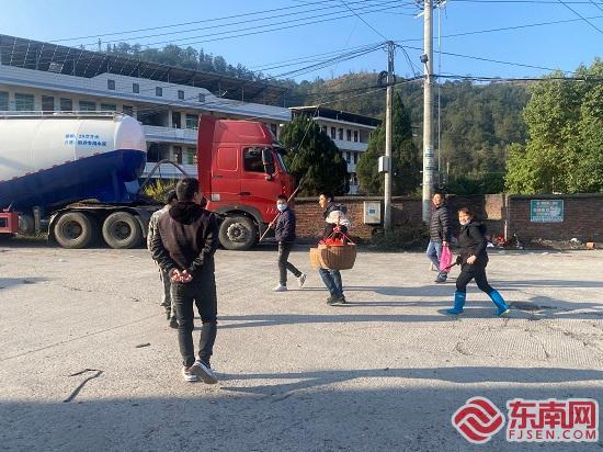 村干部叮嘱村民祭扫时切忌用火 。东南网记者卢金福 摄