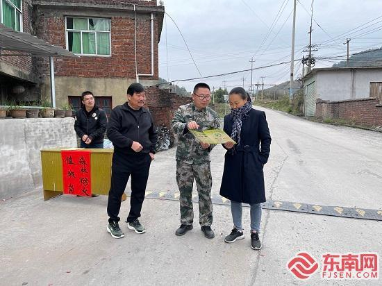 抚市镇武装部部长胡职豪向村民介绍森林防火知识。东南网记者卢金福 摄