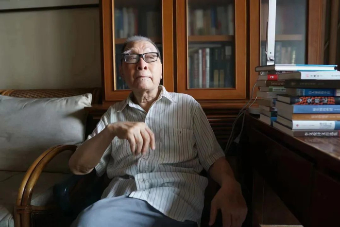 2021年夏天，李文俊在家中。本刊记者 倪伟 摄