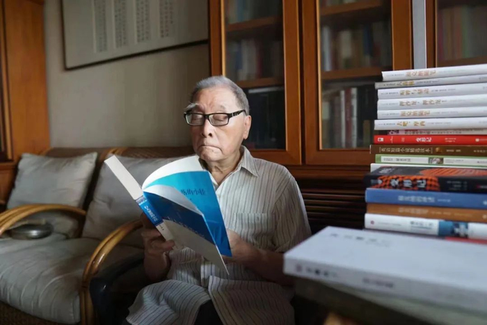 2021年夏天，李文俊在家中。本刊记者 倪伟 摄