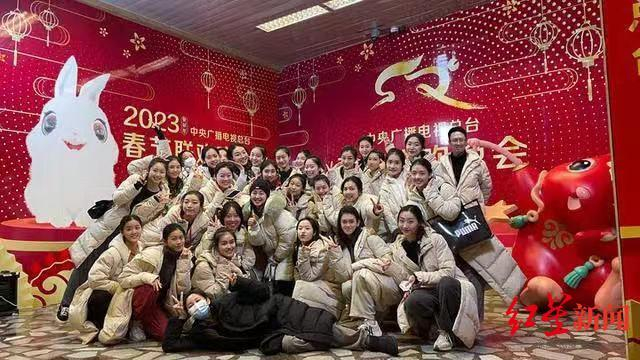 ↑舞蹈团队在春晚后台合影 受访者供图